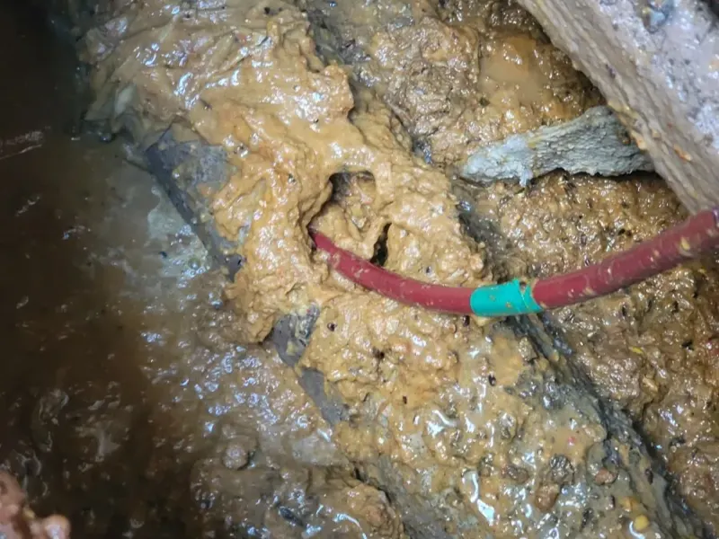 부산 강서구 배관 바닥에 쌓인 슬러지