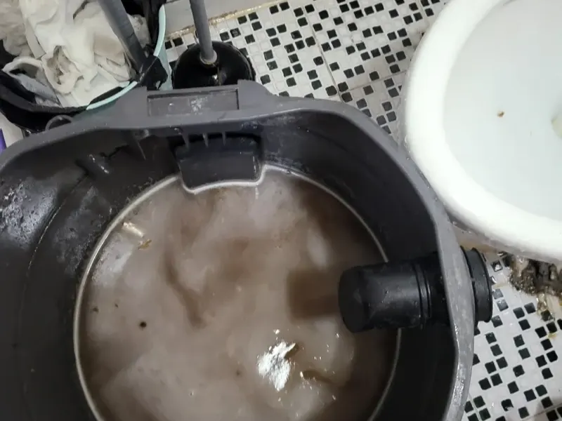 부산 강서구 석션 장비 통에 모인 오수